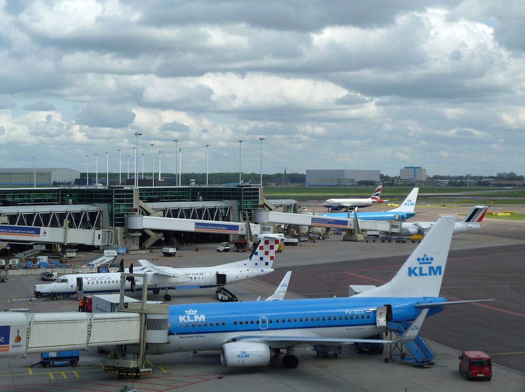 C-D Platform - PH-BGX Boeing 737-7K2 - Amsterdam
